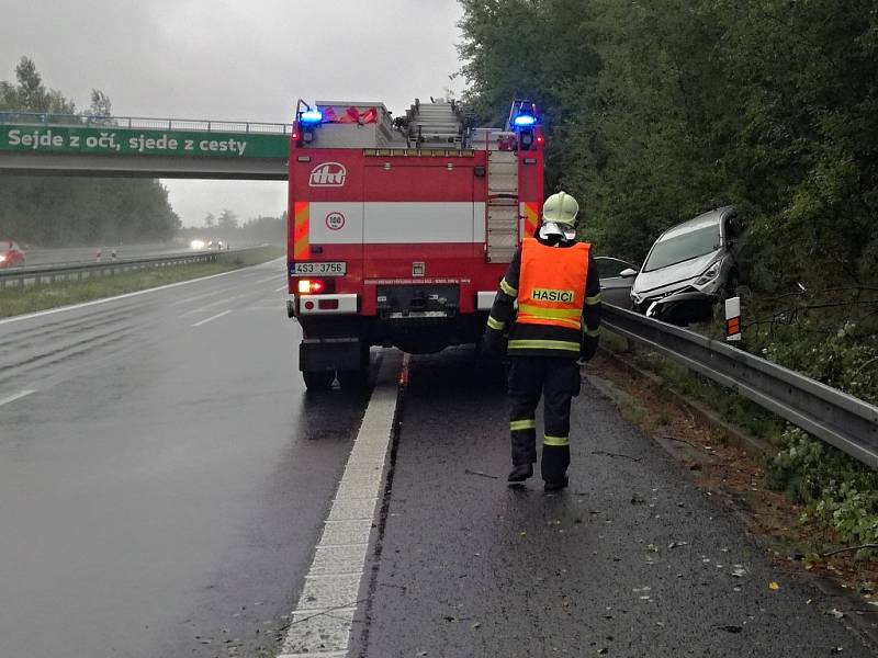 Ne vždy je dobré řídit se slogany na dálnici! – havárie OA na km 21,5 D6 u Kamenných Žehrovic směr Praha (11. srpen 2017)