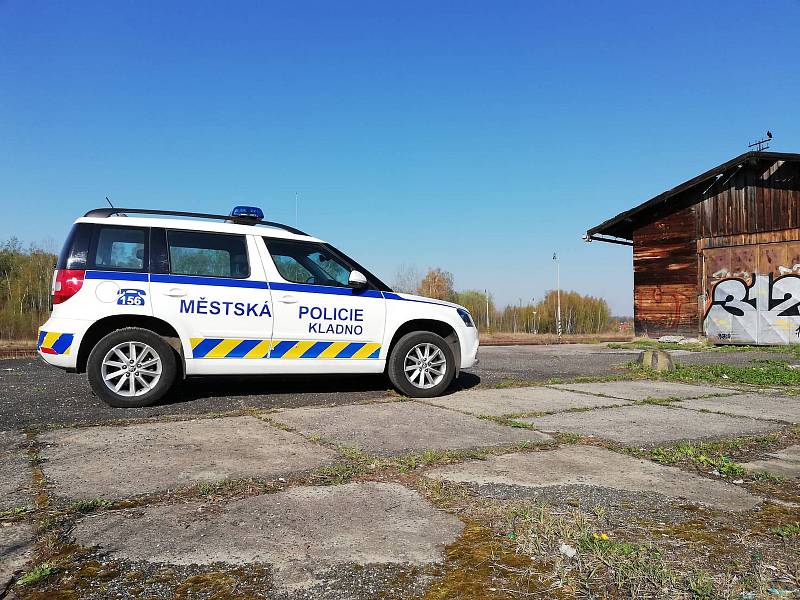 Strážníci razili cestu vozidlu s pořezaným dítětem.