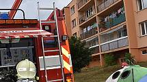 Ve Slaném hoří byt v paneláku, psa hasiči zachránili.