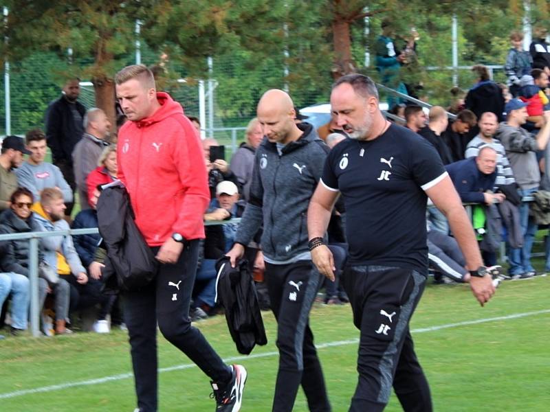 Fotbalová bomba tikala ve Velvarech, domácí ji ale neodpálili úplně a Slavia zápas o postup do osmifinále MOL Cupu zachránila. Vyhrála 4:2.