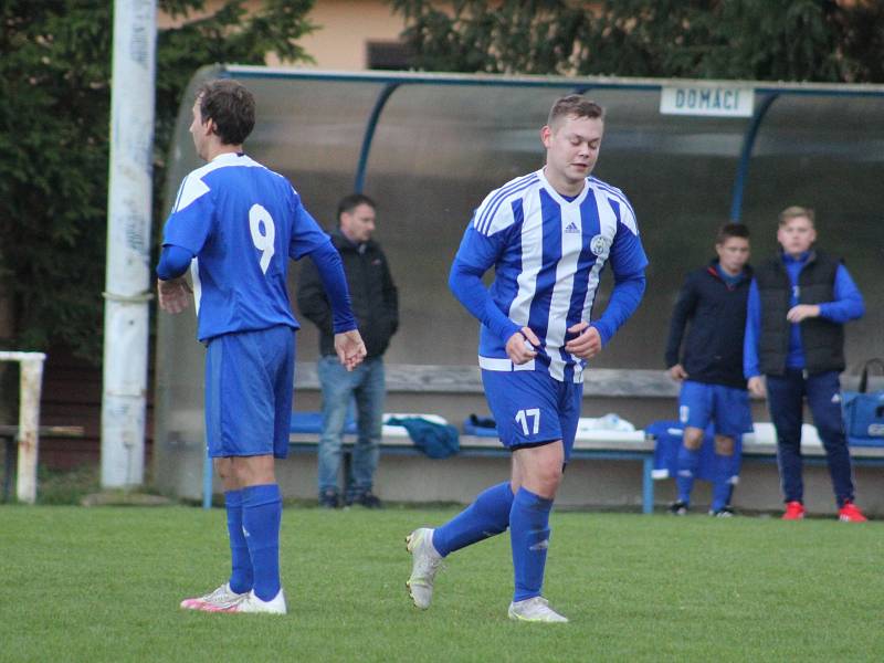 I. B třída: Slovan Velvary B (v modrobílé kombinaci) - SK kopaná Hovorčovice (2:1)