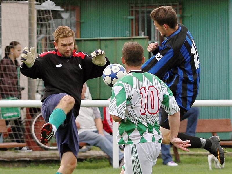 V Lidicích proběhl turnaj k 70. výročí lidické tragédie. // Lidice si finále nezahrají. Zápas sice skončil 2:2, tým z Nebušic ale proměnil o penaltu více.