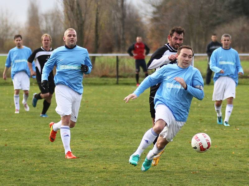 Hřebečský brankostroj se zasekl až na čísle 8. Boj hostí o čestný úspěch marný. // SK Hřebeč - Stejstav Hýskov  8:0, I. B. tř. sk.A, 14. 11. 2015