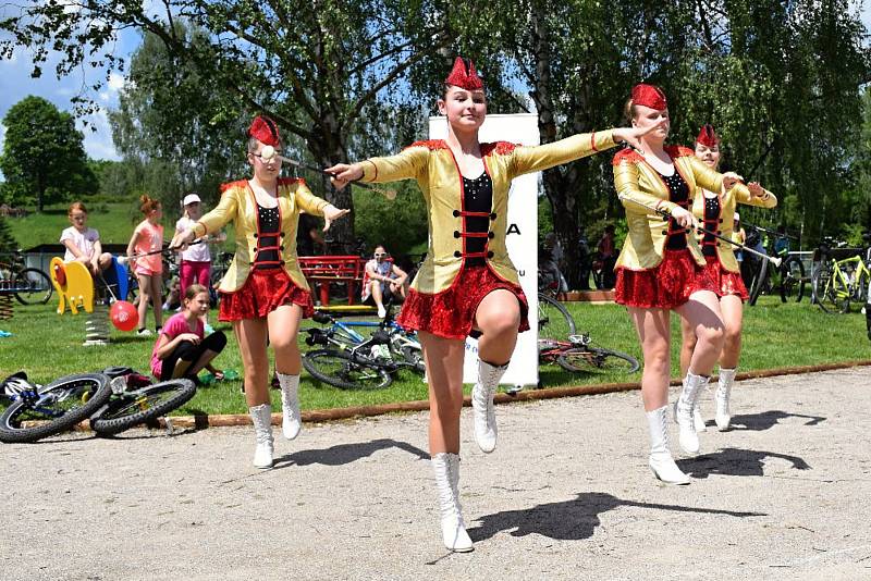 Na den dětí podpořili cyklisté v Družci i ty nemocné.