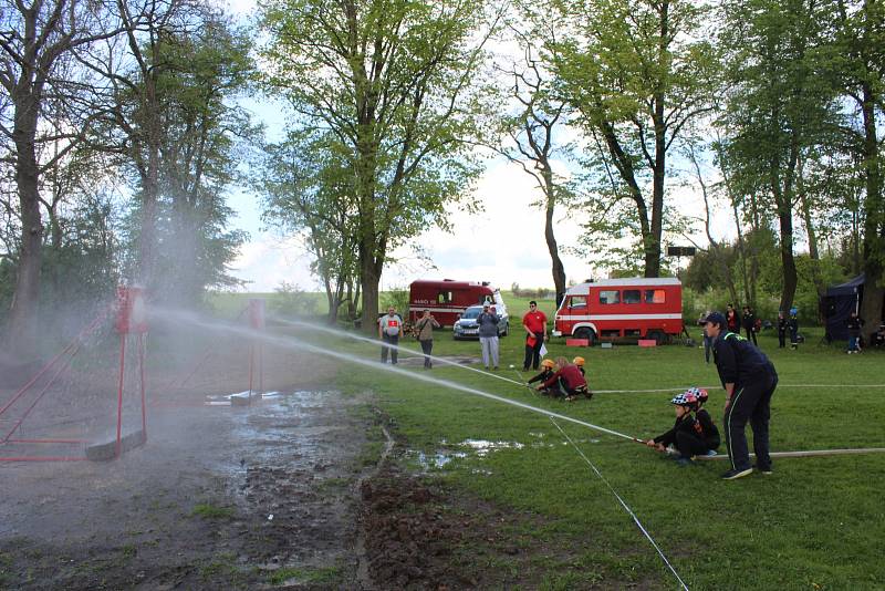 Za žilinským rybníkem soutěžila dvacítka mládežnických hasičských družstev v požárním útoku.