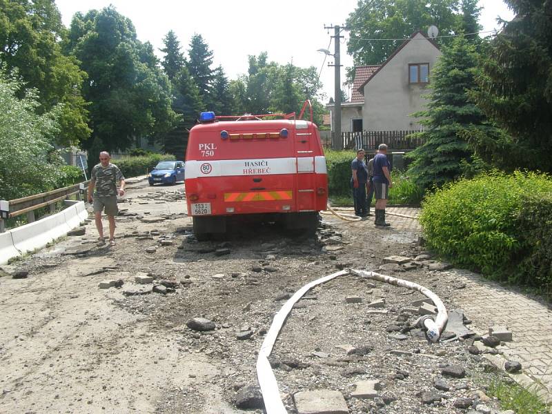 V Dolanech uklízejí spoušť po velké vodě.