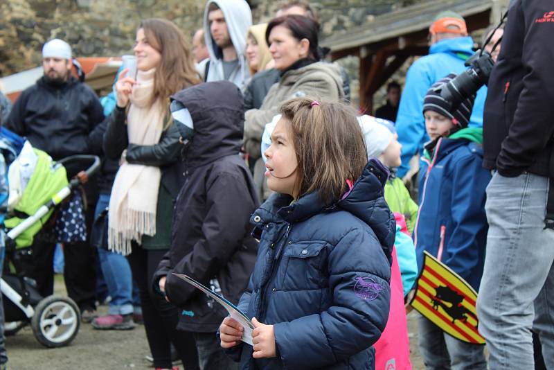 Velikonoční rytířskou slavnost nezhatilo ani aprílové počasí, návštěvníci si akci užili.