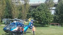 Muže po pádu ze sítenského mostu transportoval vrtulník
