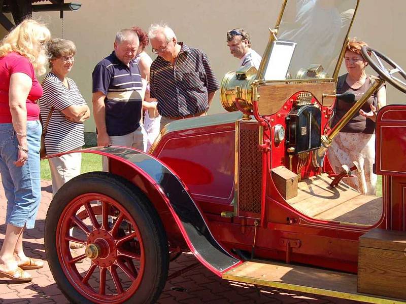 VETERÁNI V LÁNECH. Krásný Renault z roku 1905 byl nejstarší automobil a zároveň také nejobdivovanější v závodním poli. 