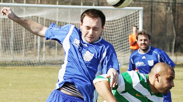 Martin Kott v souboji se Zdeňkem Podraným // SK Hřebeč - SK Lhota 1:1 (1:1) , utkání I.A, tř. 2011/12, hráno 17.3.2012