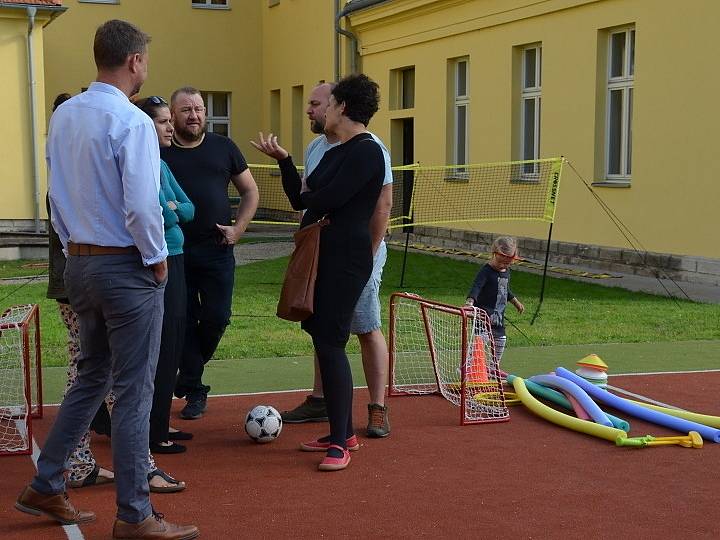 Velvarské školáky přivítala také pilná včelka, děti si užily soutěže i dílničky.