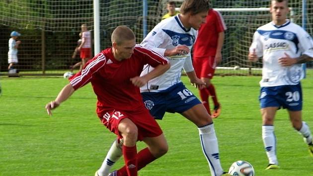SK Kladno (v bílém) vydřelo dva body v derby v Novém Strašecí za výhru 3:2 na penalty. 