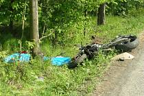 Na silnici mezi Kamennými Žehrovicemi a Žilinou zahynul motorkář.