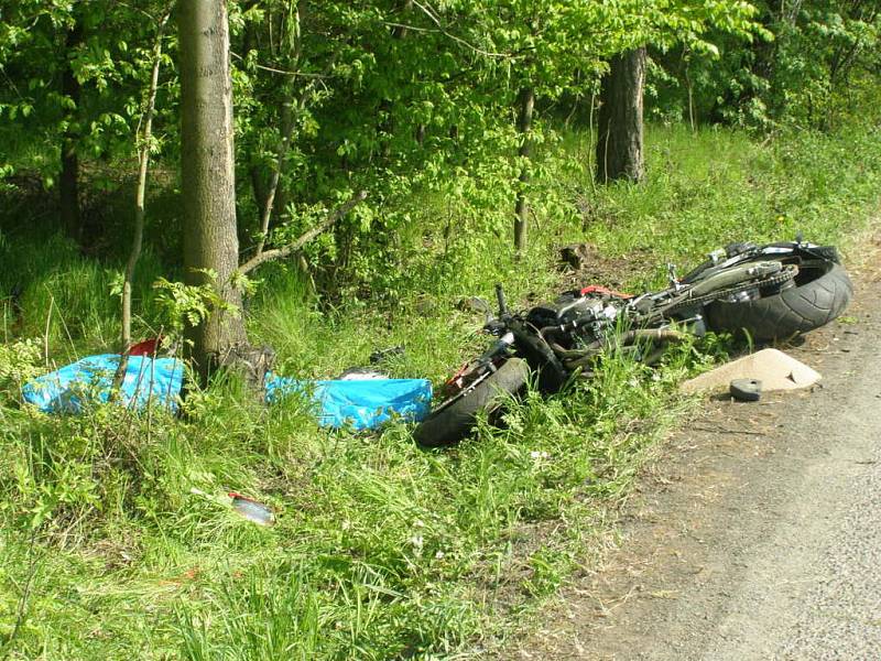 Na silnici mezi Kamennými Žehrovicemi a Žilinou zahynul motorkář.