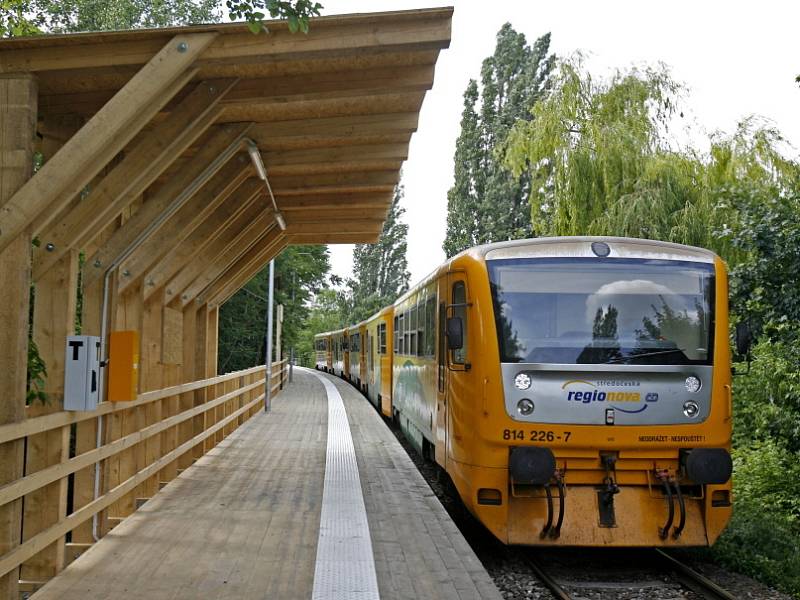 Nové provizorní dřevěné nástupiště v Gymnasijní ulici bude od neděle sloužit cestujícím na železniční trati z Praha – Kladno. Nádraží v Dejvicích bude úplně uzavřeno. 