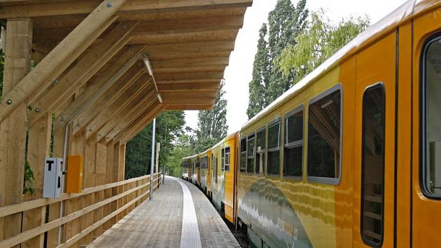 Nové provizorní dřevěné nástupiště v Gymnasijní ulici bude od neděle sloužit cestujícím na železniční trati z Praha – Kladno. Nádraží v Dejvicích bude úplně uzavřeno. 