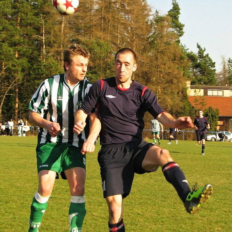 Doksy (v tmavém) prohrály doma trochu krutě vysoko s Loděnicemi - 1:4