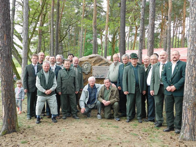 V rámci oslav padesátého výročí založení Myslivecké chaty v Libovici byl odhalen také Svatohubertský kámen.