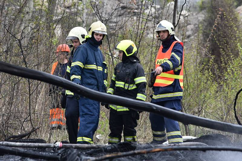 V areálu bývalé Poldovky v Kladně někdo zapálil skládku asi pět stovek pneumatik.