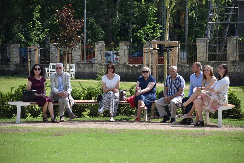 Ze slavnostního otevření prvorepublikové Kumpánovy zahrady ve Slaném veřejnosti.