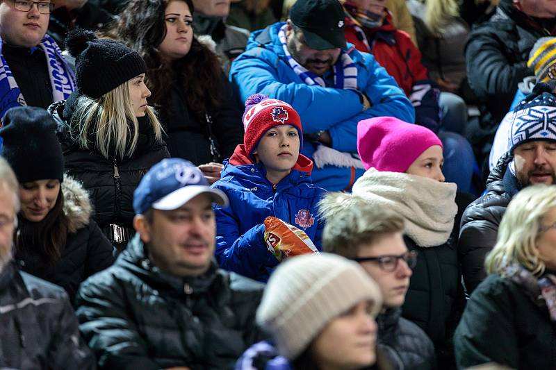 České Budějovice porazily ve čtvrtém zápase série Kladno (v modrém) a snížily stav na 1:3.