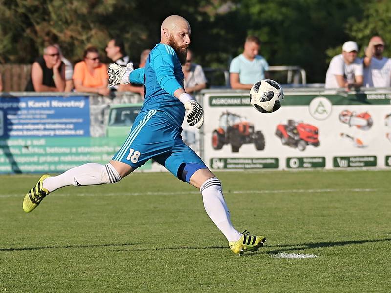 Hostouň (v zeleném) přehrála v duelu nejlepších divizních týmů Zbuzany 3:0.