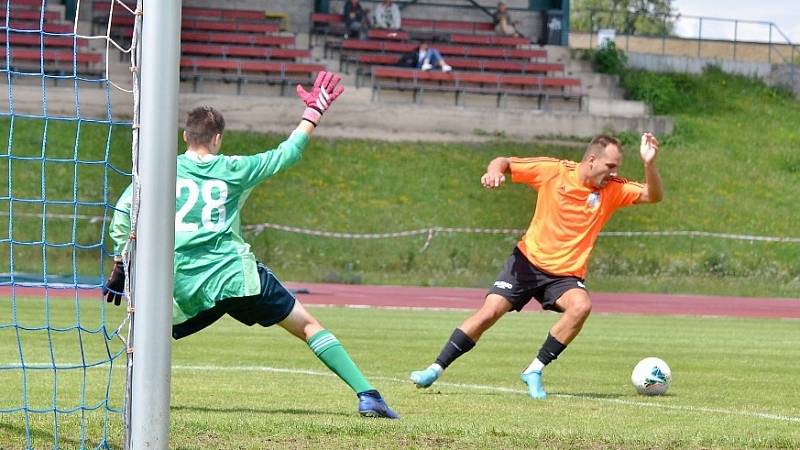 Fotbalová příprava: Slaný (v oranžovém) porazilo Hořovice 2:1.