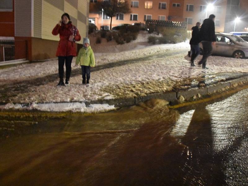 Havárie vodovodního potrubí ve Slaném v sídlišti Na Dolíkách ve středu odpoledne.