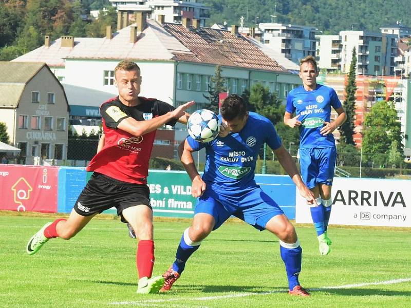 Králův Dvůr (v modrém) podlehl doma v MOL Cupu Táborsku 1:2. 