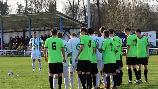 Velvary (v zeleném) zdolaly brankou Vošmery Hostouň 1:0. Motlík se chytá k realizaci trestňáku. 