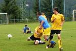 Tuchlovice (ve žlutém) podlehly v Hradištku 0:2.