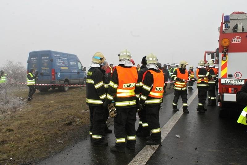 Vážná nehoda uzavřela na silnici I/7 u Panenského Týnce. Havaroval zde autobus se školními dětmi. 