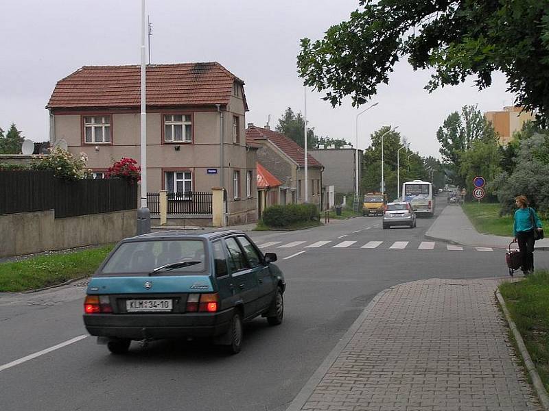 Silnice v rozdělovské Vašíčkově ulici připomíná spíše tankodrom. Po dlouhé době bude kompletně opravena. Radní také plánují stavbu obchvatu, jenž by frekventované komunikaci ulehčil.