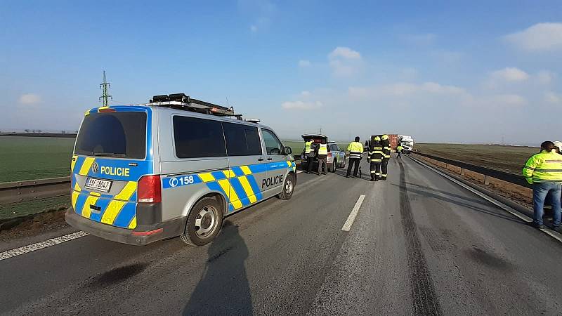 Na obchvatu Slaného ve středu před polednem bouraly dva nákladní vozy. Při nehodě se zranil jeden člověk, kterého záchranáři po ošetření převezli do kladenské nemocnice.