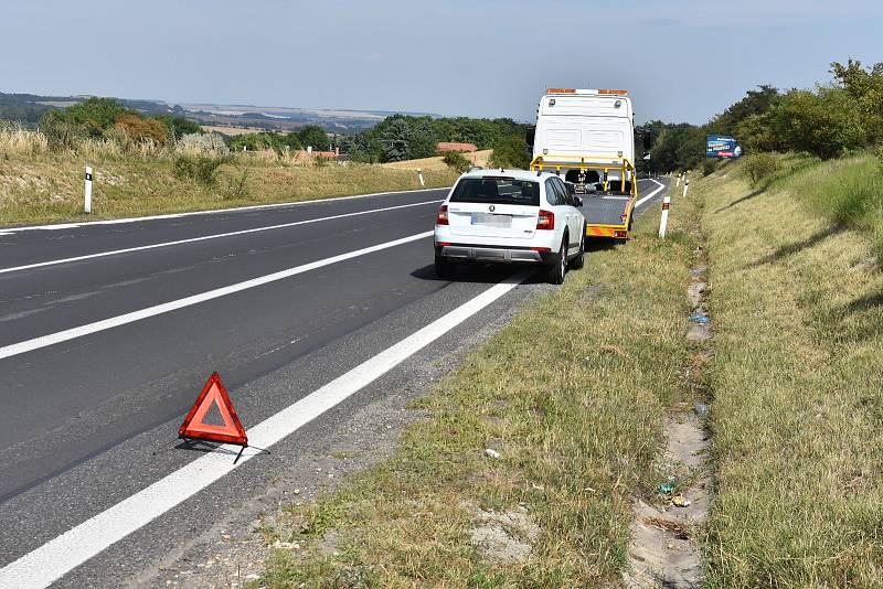 Nehoda se obešla bez zranění, střet se podepsal téměř jen na osobním voze.