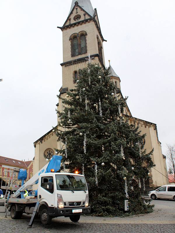 Instalace výzdoby na kladenském náměstí Starosty Pavla.