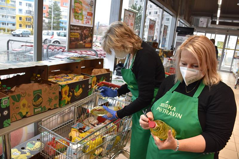 K celostátní Sbírce potravin se připojily i dva obchodní řetězce ve Slaném, Billa a Kaufland.