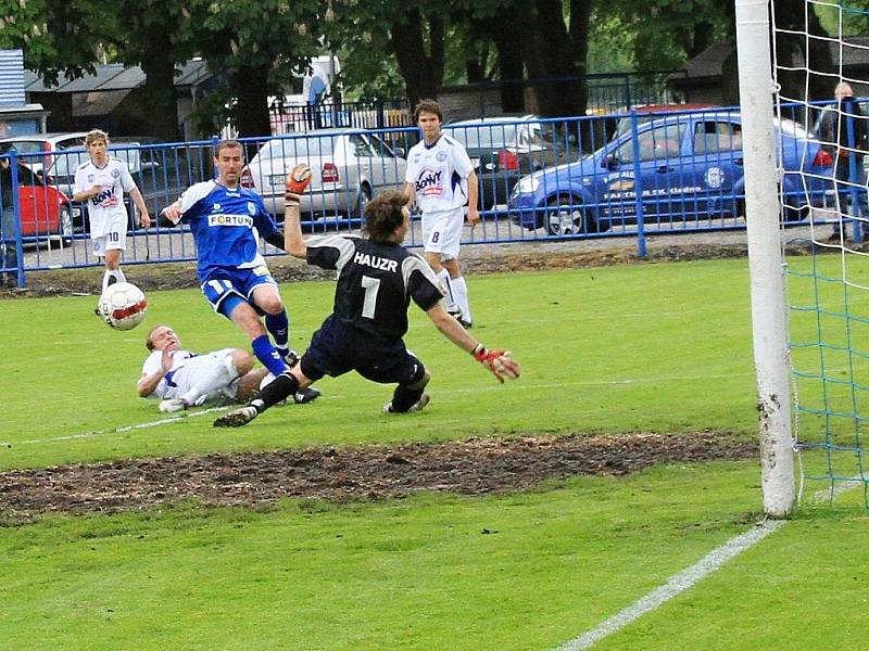 Kladno mělo v úvodu utkání vyloženou šanci. / SK Kladno - FC Slovan Liberec  1:2 (0:0) , utkání 30.k. Gambrinus liga 2009/10, hráno 15.5 .2010