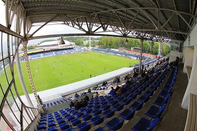 Stále ještě extraligový pohled ze tribuny stadionu Františka Kloze. Snad se podaří ligi na Kladno v dohledné době opět vrátit. / SK Kladno - FC Slovan Liberec  1:2 (0:0) , utkání 30.k. Gambrinus liga 2009/10, hráno 15.5 .2010