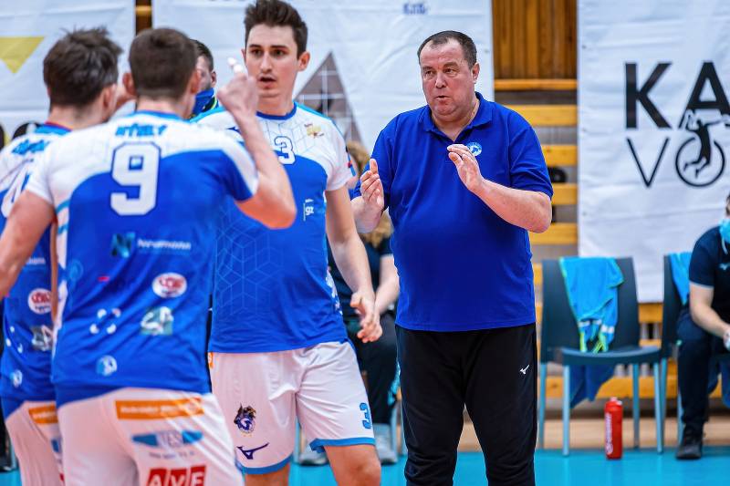 Volejbalové Kladno (v modrém) podlehlo pražským Lvům také v předsilvestrovské odvetě, 1:3.