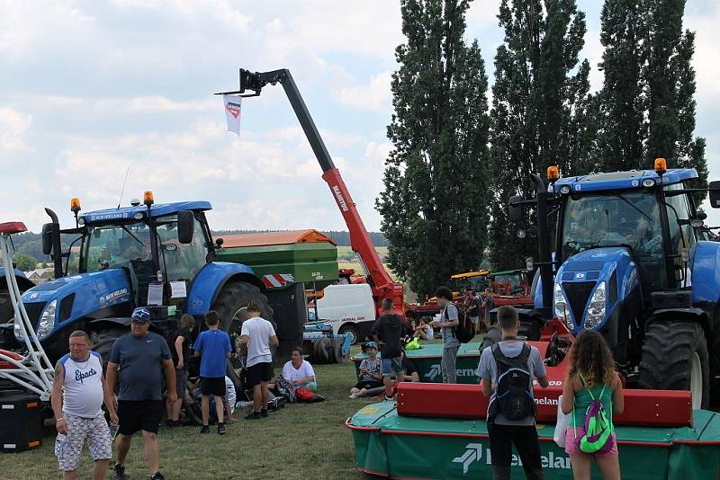 Polní den se konal ve družstvu Agra Řisuty na pracovišti v Ledcích.