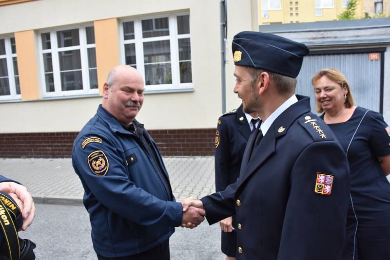 Veliteli kladenských hasičů uspořádali kolegové slavnostní odchod.