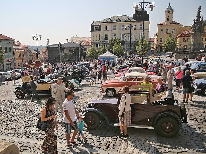 Výstava veteránů na náměstí Starosty Pavla v Kladně, před startem sobotní etapy // 2. ročník Veteran rallye Kladno