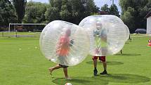 Na fotbalovém hřišti v Brandýsku si lidé vyzkoušeli také fotbal v bublinách.