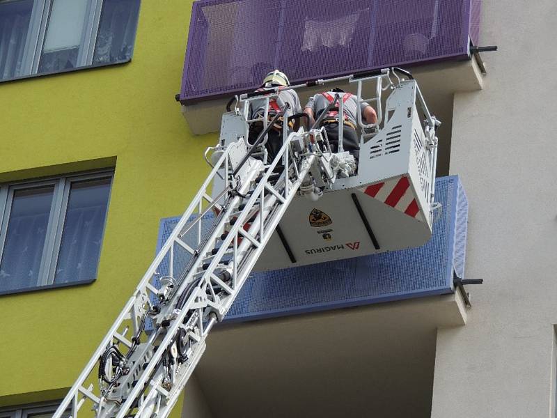 Hasiči při akci i s výsuvnou plošinou v kladenských Kročehlavech v úterý po poledni.