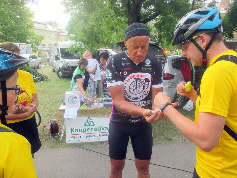 Již podeváté projíždí peloton cyklistické akce Na kole dětem, která pomůže onkologicky nemocných dětí, naší republikou.