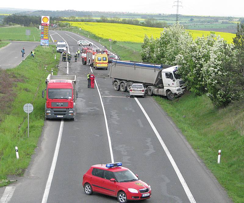 Tragická dopravní nehoda se stala na rychlostní komunikaci R7 u Slaného krátce po čtrnácté hodině. Na místě zahynul třiatřicetiletý řidič favoritu.