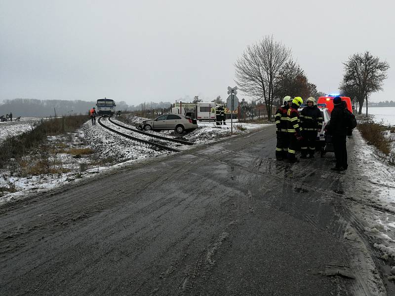 Střet vlaku s osobním autem poblíž Chýně se obešel bez zranění