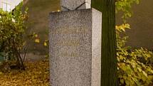 Pomníček z umělého kamene na paměť 20. výročí vzniku Československé republiky nalezneme na vašírovské návsi.