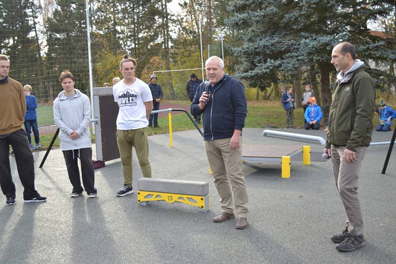 Ze slavnostního otevření parkourového a workoutového hřiště.